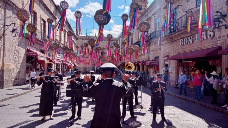 Banda Musical del Ejército Mexicano sorprende a morelianos y llena de música el Centro Histórico* 