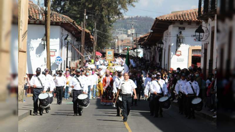 Realizan desfile en Pátzcuaro por el CXI Aniversario de la Revolución Mexicana  