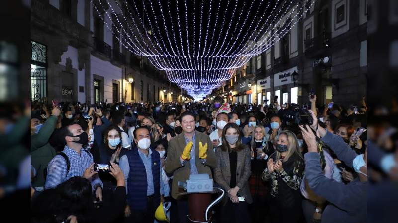 2.8 millones de luces navideñas hacen brillar a Morelia