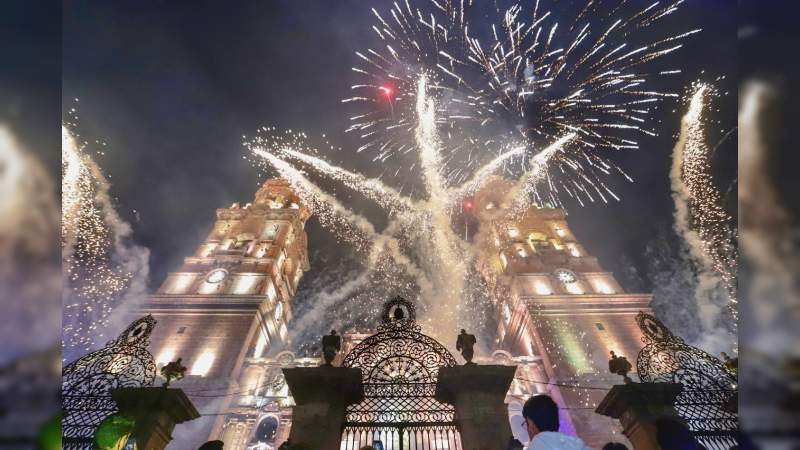 Miles de morelianos disfrutan del encendido navideño 