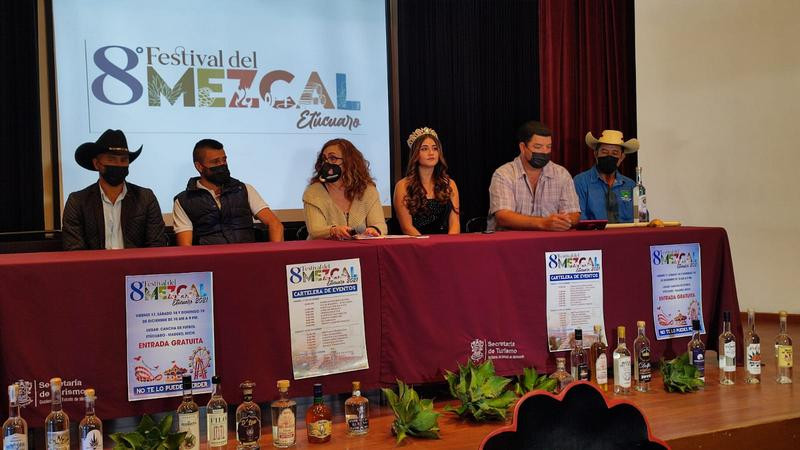 Esperan derrama económica de 2 mdp por la Feria del Mezcal en Etucuaro, Michoacán 