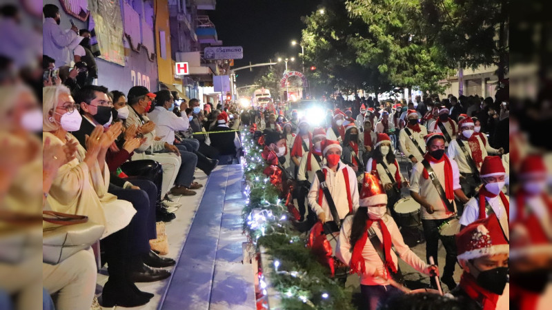 Realizan desfile navideño en Zitácuaro, Michoacán 