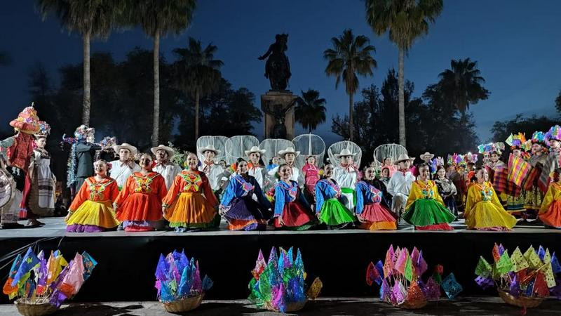 En la plaza Jardín de Morelos se llevó a cabo la función "Michoacán cultura y tradición"  