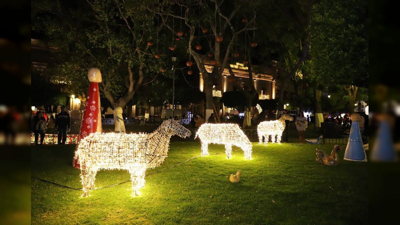 Plazas públicas de Morelia se iluminan por las fiestas decembrinas  