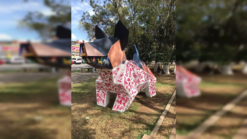 Esculturas del Tecolote, Xoloitzcuintle y Mariposa, son pintados con diseños acorde a la temporada decembrina