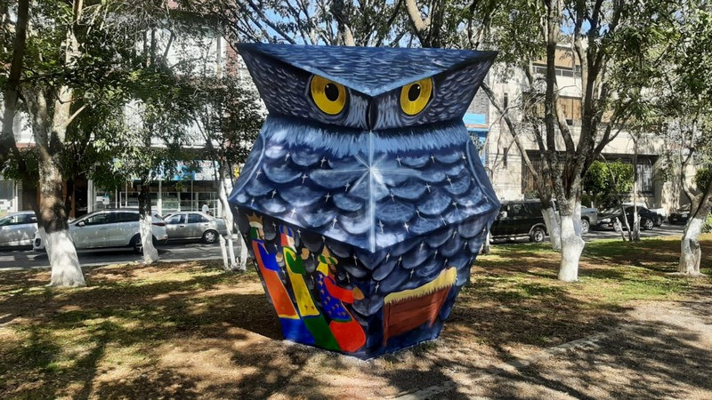 Esculturas del Tecolote, Xoloitzcuintle y Mariposa, son pintados con diseños acorde a la temporada decembrina