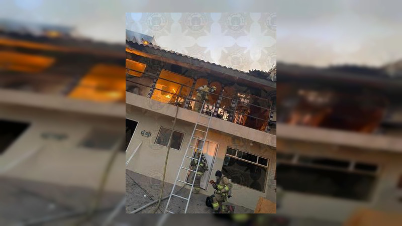 Se registra incendio que afecto a tres inmuebles en Rosarito, BC; solo hubo daños materiales