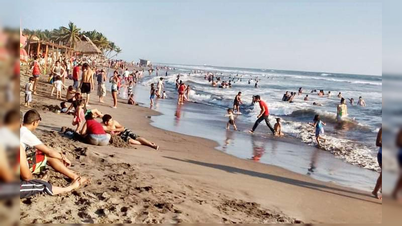 Arriban vacacionistas a las playas de Lázaro Cárdenas