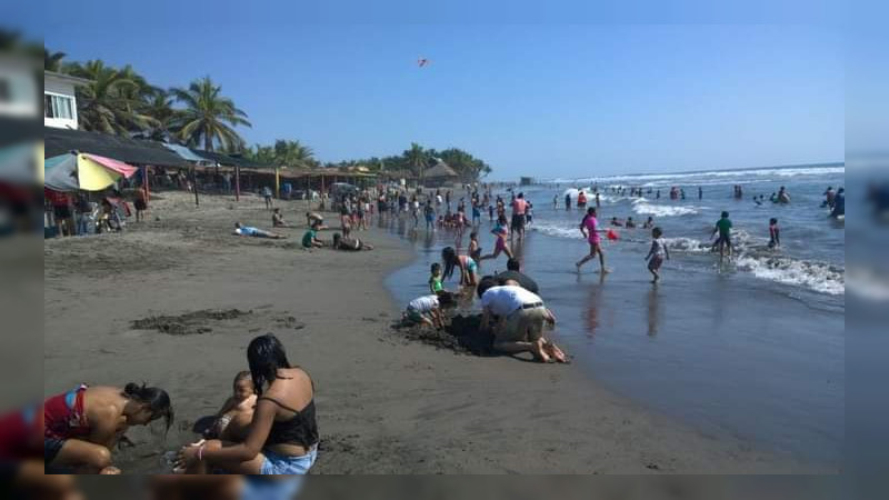 Arriban vacacionistas a las playas de Lázaro Cárdenas