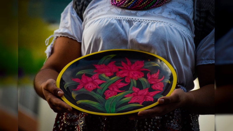 Artesanos reportan altas ventas en Tianguis Artesanal de Domingo de Ramos