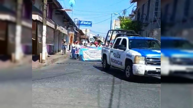 Exhiben patrullas apócrifas de la Policía Michoacán, en Los Reyes 