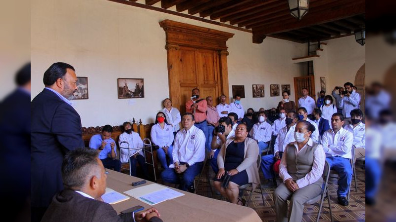 Entrega alcalde de Pátzcuaro, Michoacán, cartas de jubilación a sindicalizados 