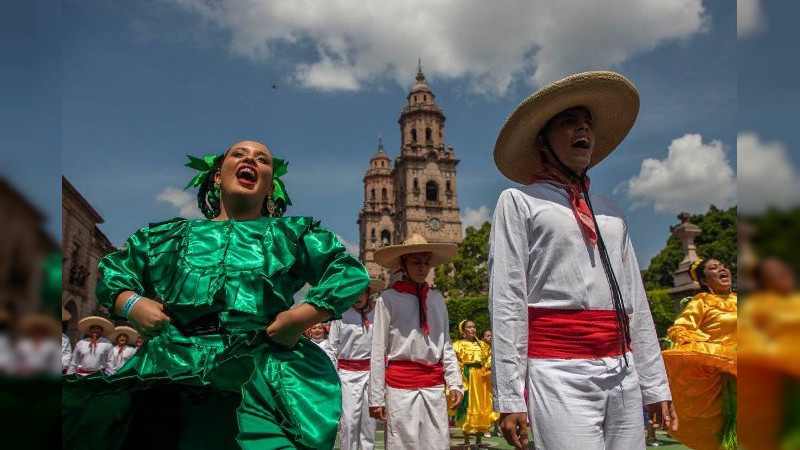 Michoacanos habrían batido el Récord Guinness bailando “Juan Colorado”