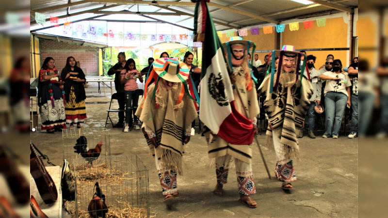 Música, danzas, mole, churipo y reconocimientos  en el Día del Gallero de la Meseta Purhépecha