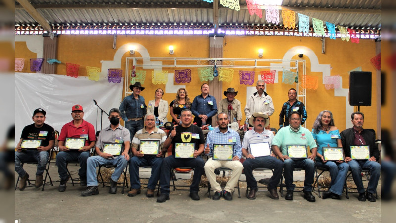 Música, danzas, mole, churipo y reconocimientos  en el Día del Gallero de la Meseta Purhépecha