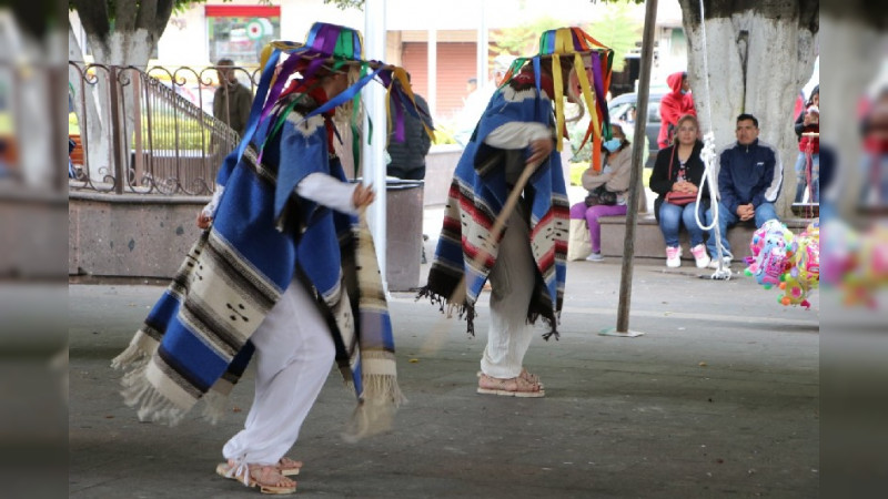 Se llevá acabo la presentación del Grupo de Danza Esencia Azul, en Ciudad Hidalgo, Michoacán 