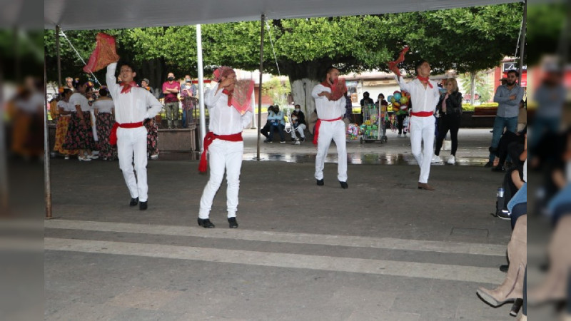 Se llevá acabo la presentación del Grupo de Danza Esencia Azul, en Ciudad Hidalgo, Michoacán 