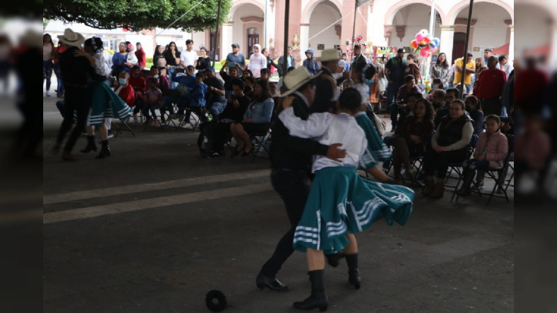 Se llevá acabo la presentación del Grupo de Danza Esencia Azul, en Ciudad Hidalgo, Michoacán 