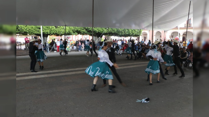 Se llevá acabo la presentación del Grupo de Danza Esencia Azul, en Ciudad Hidalgo, Michoacán 