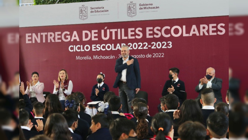 Bedolla entrega útiles escolares para el ciclo 2022-2023 en la escuela secundaría Técnica número 65 