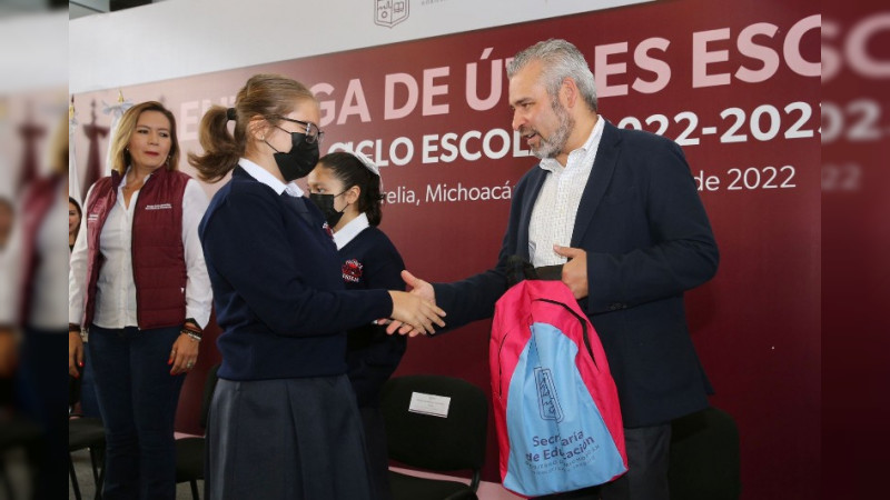 Bedolla entrega útiles escolares para el ciclo 2022-2023 en la escuela secundaría Técnica número 65 