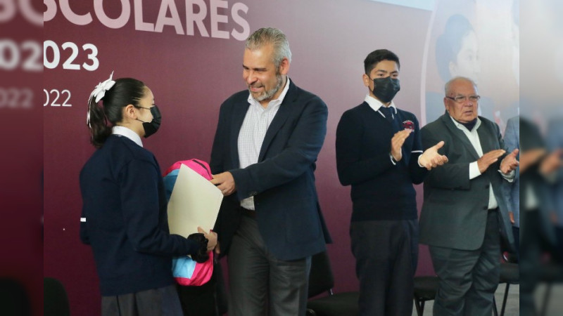 Bedolla entrega útiles escolares para el ciclo 2022-2023 en la escuela secundaría Técnica número 65 