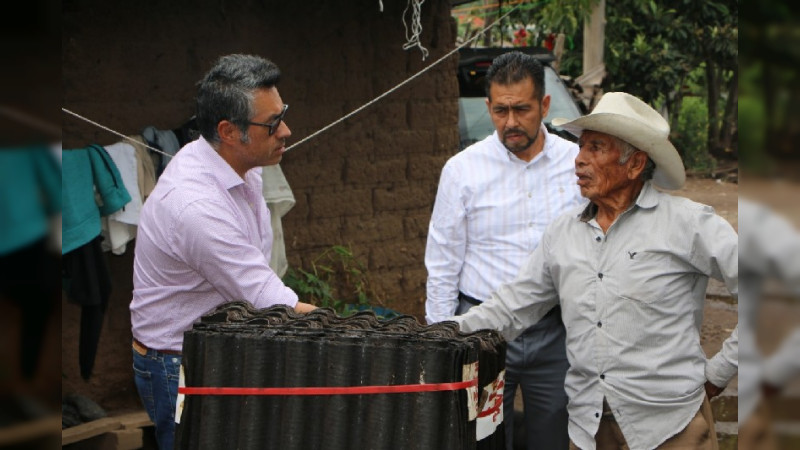 Ayuntamiento de Ciudad Hidalgo entrega pacas de teja de cartón 