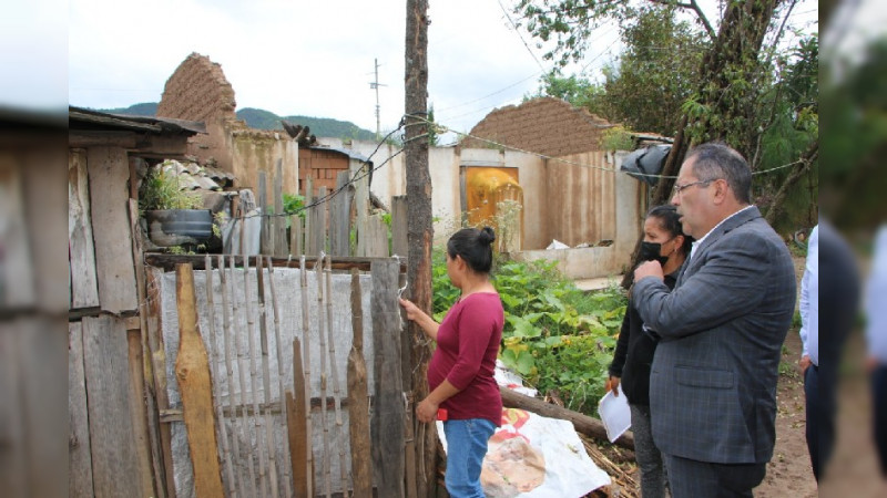 Ayuntamiento de Ciudad Hidalgo entrega pacas de teja de cartón 