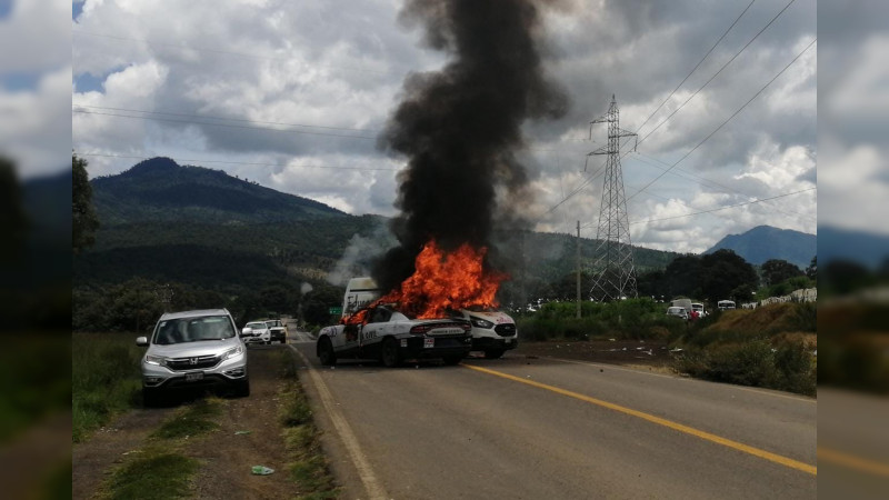 Normalistas y Poder de Bases retienen e incendian patrulla de la Guardia Civil Michoacán