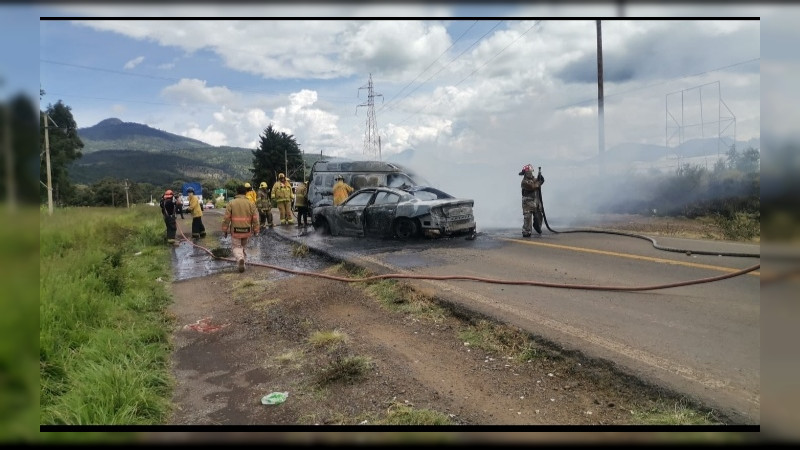 Normalistas y Poder de Bases retienen e incendian patrulla de la Guardia Civil Michoacán