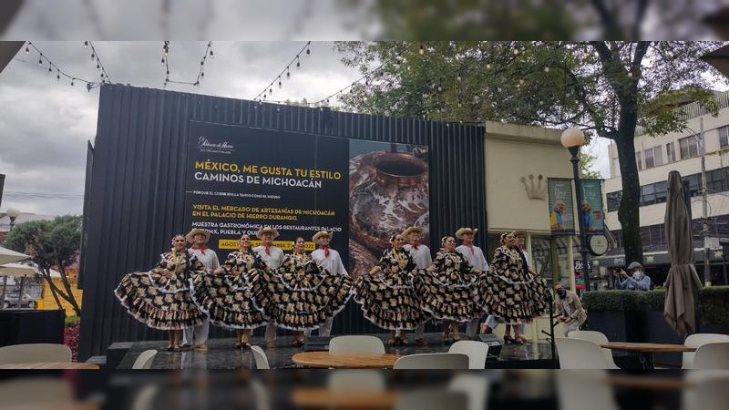 Fiestas patrias con danzas michoacanas en El Palacio de Hierro de la Ciudad de México