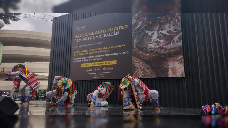 Fiestas patrias con danzas michoacanas en El Palacio de Hierro de la Ciudad de México