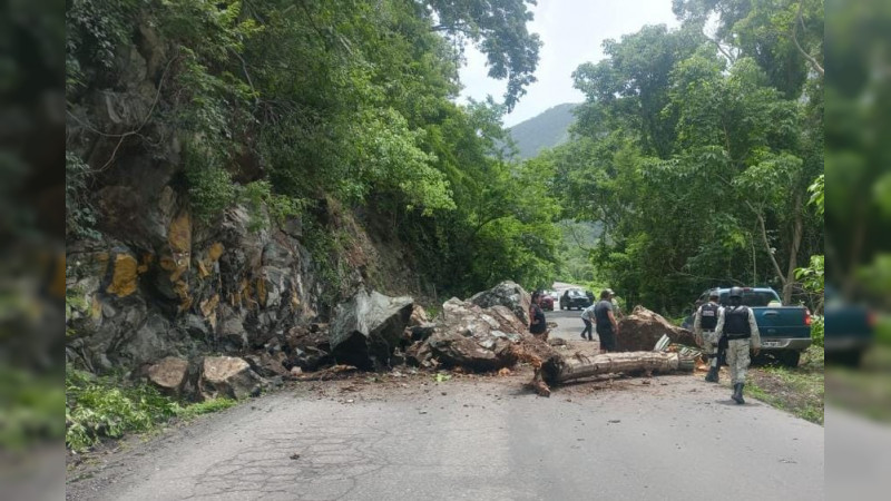 Se registran deslaves tras sismo en carreteras de Aquila, Michoacán 