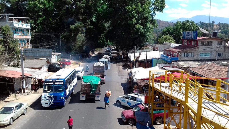 Se registran bloqueos en Zitácuaro, Michoacán 