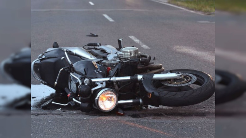 Camioneta embiste a motociclista en Parácuaro, Michoacán 