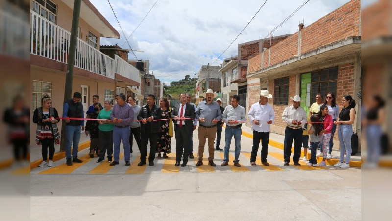 Téllez Marín inaugura pavimentación hidráulica en la calle Los Fresnos en Ciudad Hidalgo, Michoacán 