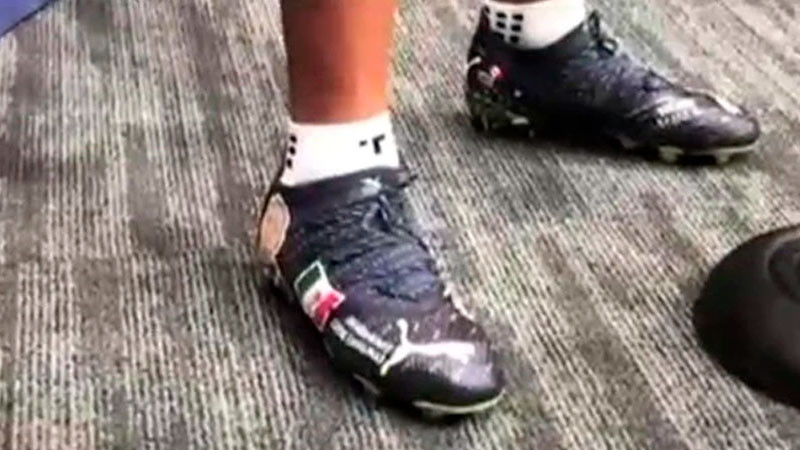 Marca que patrocina a "Chicharito" Hernández le regala tenis con emotivo diseño