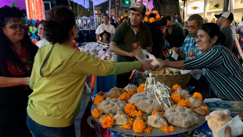 Todo un éxito la degustación de Pan de Muerto en Uruapan 