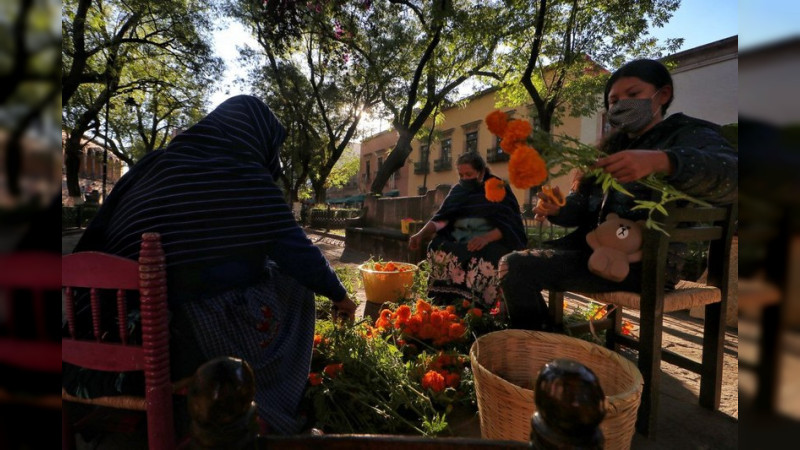 En orden, arrancan festividades de Noche de Muertos en Michoacán: Roberto Monroy