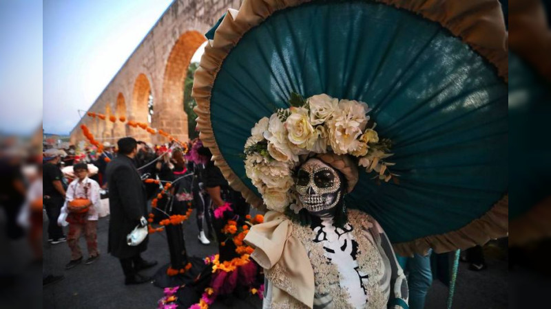 Se viste de color y magia Morelia, con el Desfile de catrinas y catrines