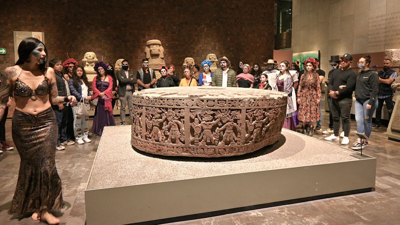 Cihuacóatl y Mictecacíhuatl participan de la tradición del Día de Muertos en el Museo Nacional de Antropología 