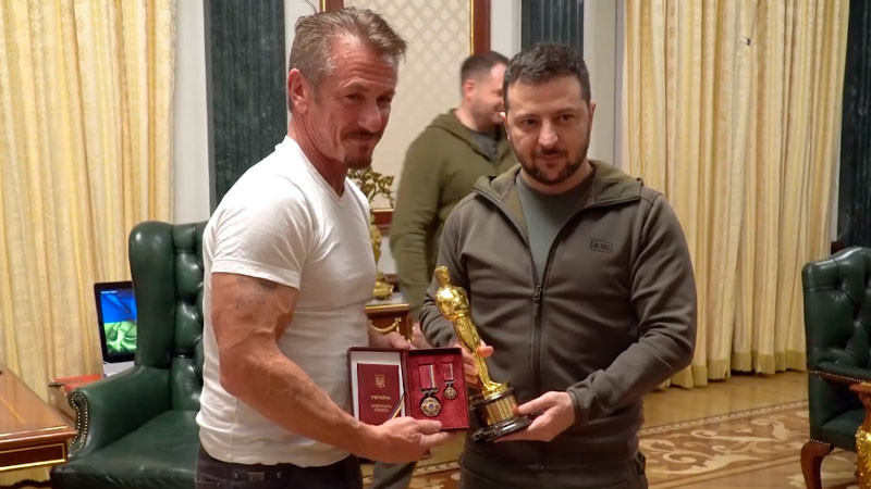 Sean Penn regala su Oscar a Volodímir Zelenski como "acto de fe" y le pide derrotar a Vladimir Putin 