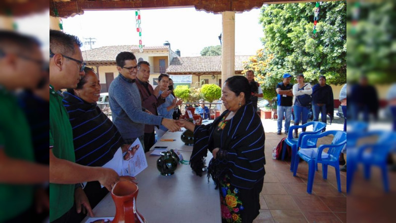 Premian las mejores piezas en alfarería de Patamban