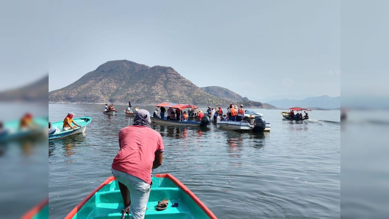 Siembra Compesca 200 mil crías de tilapia en la presa "El Infiernillo"