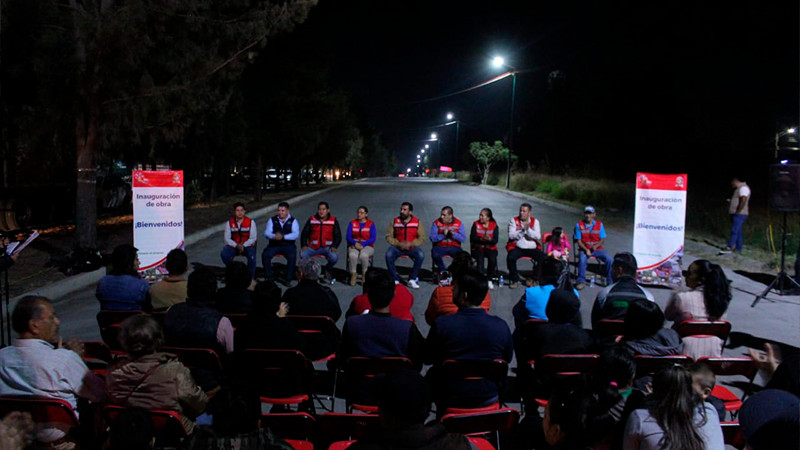 Entrega Bladimir González red eléctrica pública en Tarímbaro