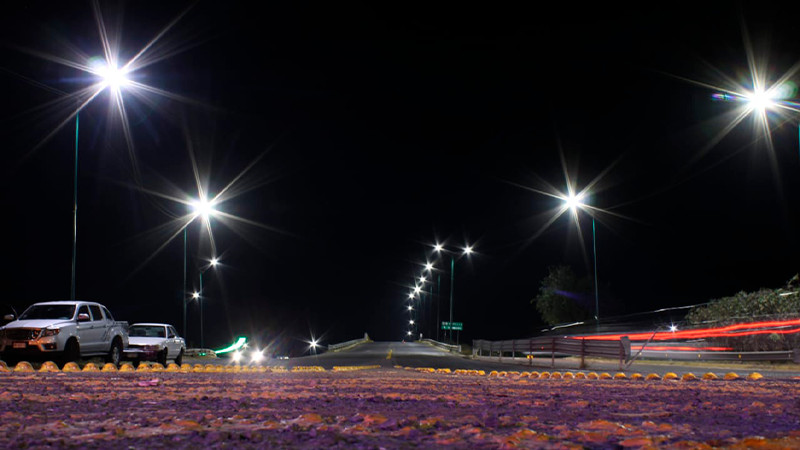 Entrega Bladimir González red eléctrica pública en Tarímbaro