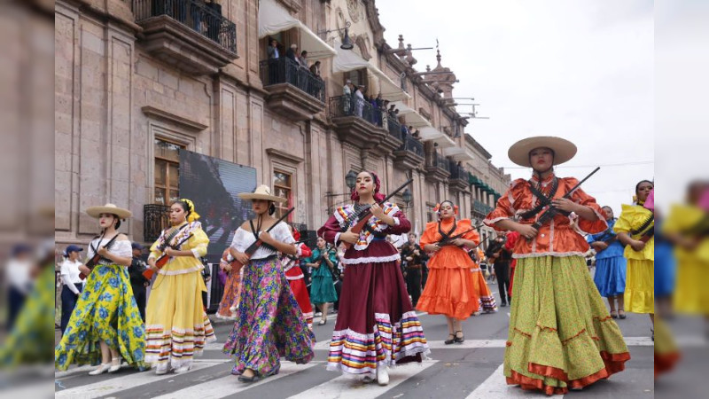 Desfile cívico deportivo del 112 aniversario de la Revolución Mexicana se desarrolla con éxito en Morelia 