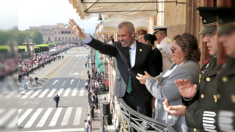 Desfile cívico deportivo del 112 aniversario de la Revolución Mexicana se desarrolla con éxito en Morelia 