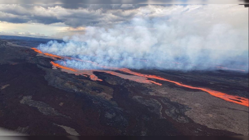 Lava del volcán Mauna Loa, a menos de 3 kilómetros de importante carretera de Hawái 