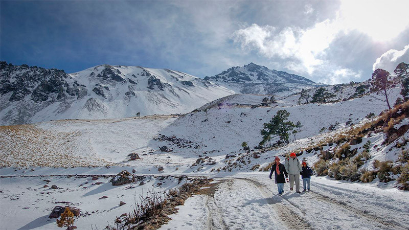 Rescatan a excursionista perdido en Nevado de Toluca 